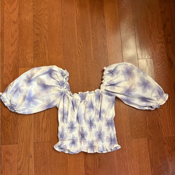 Levi's Tilly Printed Smocked Puff Sleeve Ruffle
Trim Peasant Top. Size small - Picture 7 of 8